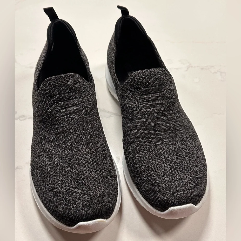 Sketchers Air-Cool Memory Foam Slip on Women’s Sneakers. Size 9.5